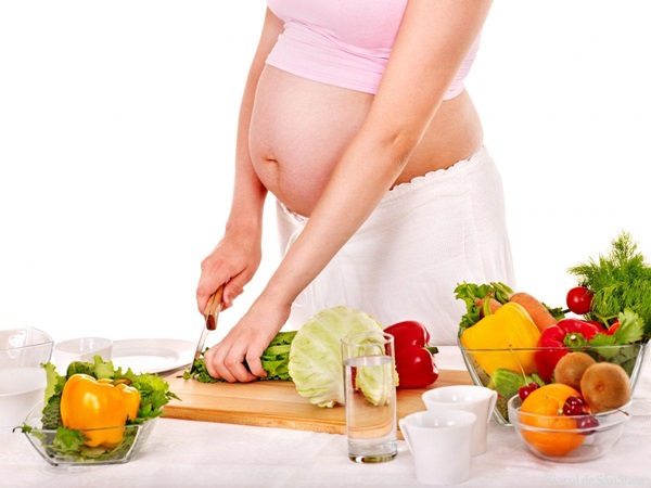 Có chế độ ăn đầy đủ và cân đối là mộ trong những điều mà bà bầu mang thai 3 tháng cuối cần chú ý