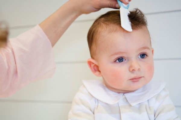 Cắt tóc máu không cẩn thận sẽ làm xước da và gây nhiễm trùng cho bé