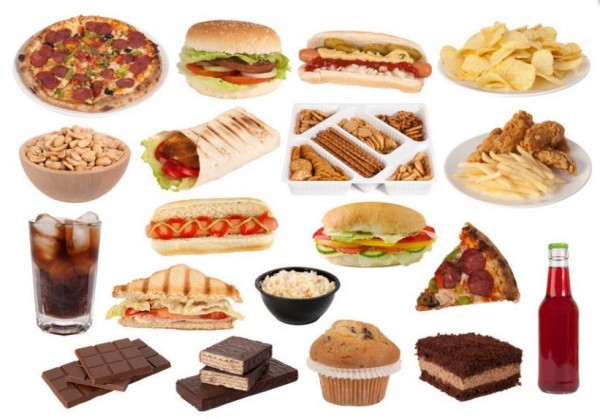 Trẻ bị rối loạn tiêu hóa không nên cho ăn những loại thực phẩm nhiều đường và đồ ăn nhanh