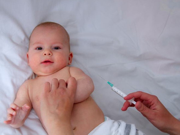 Trẻ dưới 6 tháng tuổi cần tham khảo ý kiến bác sĩ trước khi tiêm vắc-xin